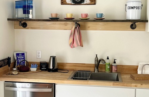 Tenants Harbor Apartment | Charming Apartment Retreat Overlooking the Water. Gallery and Spa next door!