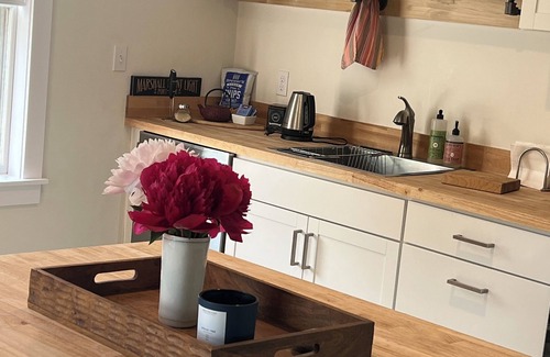 Tenants Harbor Apartment | Charming Apartment Retreat Overlooking the Water. Gallery and Spa next door!