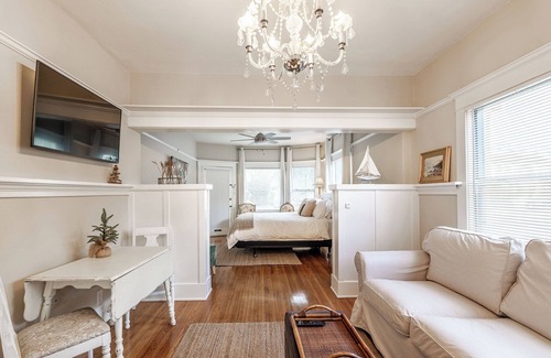Alamitos Beach Apartment | Charming apartment with WiFi and AC, two blocks to the beach