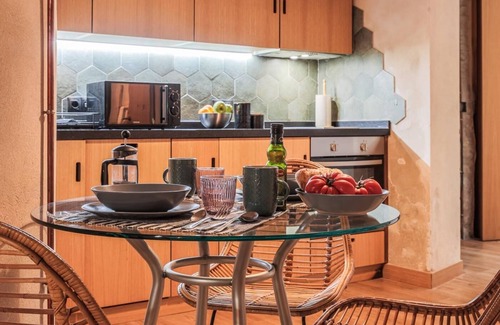 Doctor Barraquer-Grupo Renfe-Policlinico Apartment | Charming apartment with patio in Macarena