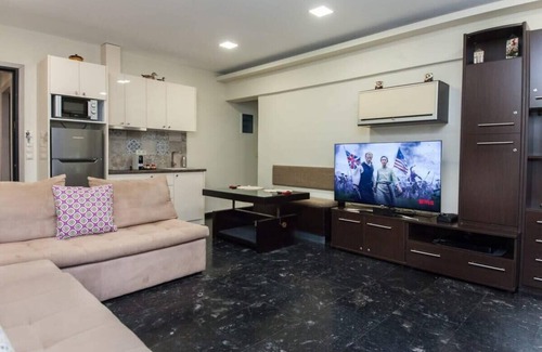 Kallithea Apartment | Charming Athinas House with Modern Touches