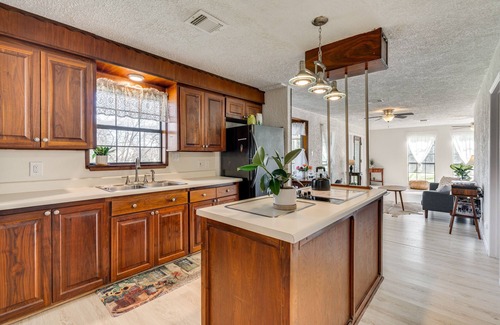 West Oak Hill House | Charming Austin Home on 2 Acres: BBQ & Yard!