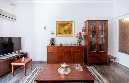 Zavlani Apartment | Charming & Authentic Gem - Walk to Port & Shops!