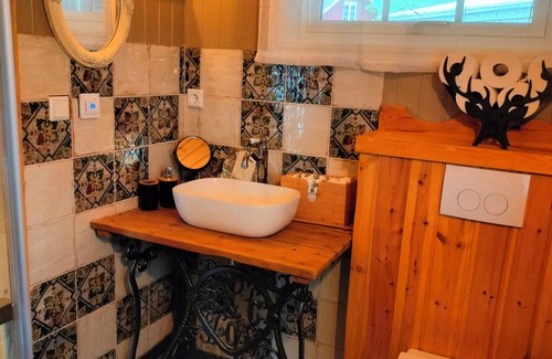 Arjang Bed & Breakfast | Charming B&B mixed farm with an unique, cozy cottages with a fantastic view.