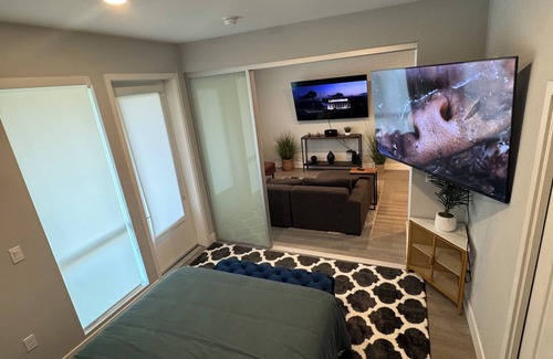 Downtown Long Beach Bed & Breakfast | Charming B&B with AC and fitness room in brilliant Long Beach