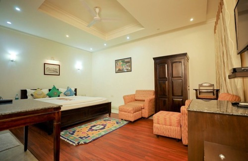 Basai House | Charming B&B with WiFi and AC in Wise Villa Agra 6