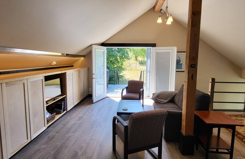 Bellingham House | Charming barn studio in peaceful Bellingham with AC