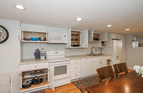 Murray Apartment | Charming basement apartment in ideal/central location