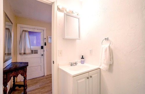 Sam Hughes House | Charming Basement Studio Guesthouse - 2 Blocks from UofA - Low Summer Rates! 🌵