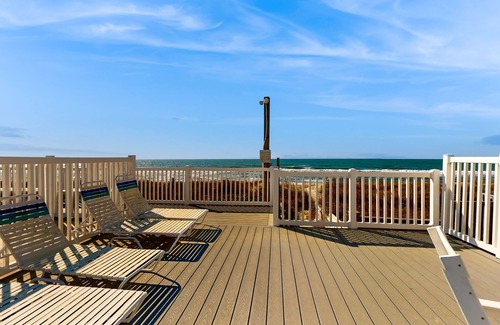 Pine Knoll Shores Condo | Charming beach condo with seasonal pool & washer/dryer - steps from the ocean