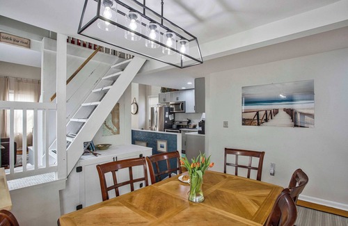 North Beach Apartment | Charming Beach House Top Floor - Walk Everywhere!