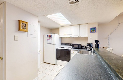 North Ocean City Condo | Charming beachfront resort condo w/ocean views, balcony, pools, tennis, W/D & AC