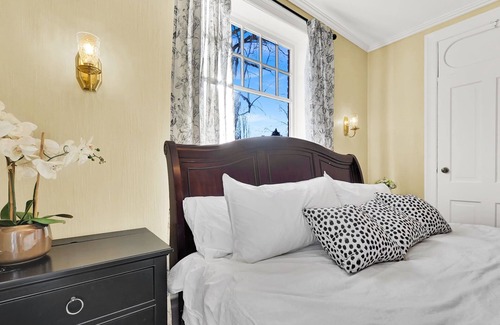 Huntsville Bed & Breakfast | Charming bed & breakfast with WiFi in Huntsville
