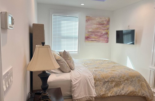 Queens Bed & Breakfast | Charming bed & breakfast in delightful Queens with WiFi, AC.