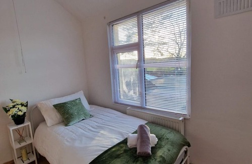 Bedford House | Charming Bedford Hideaway with FREE PARKING!