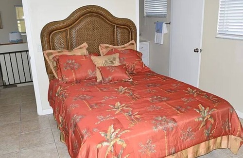 Mid Island House | Charming big home in fabulous Ft Myers Beach and a very short walk to the beach.