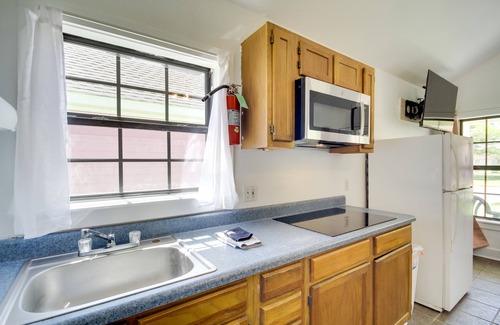 Biloxi Apartment | Charming Biloxi Studio w/Community Pool & Lake!