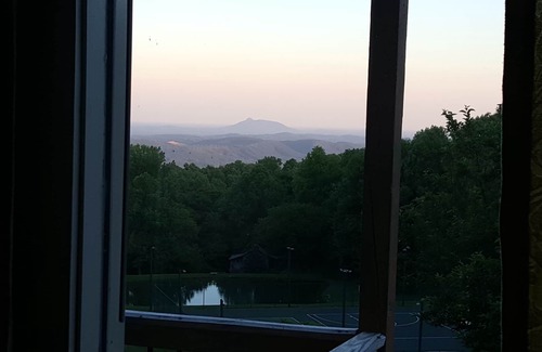 Dan River Ski Chalet | Charming Blue Ridge Parkway Chalet near Mt Airy, Mabry Mill, wineries and more.