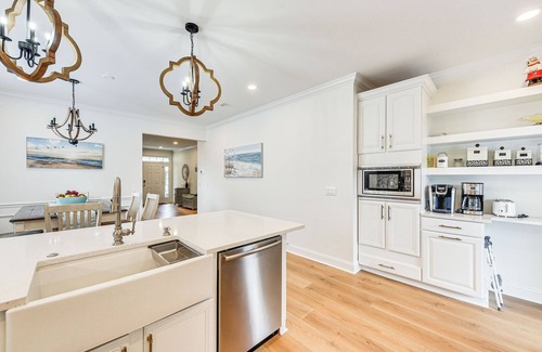 Bluffton House | Charming Bluffton Home w/Yard ~ 3 Mi to Beaches!