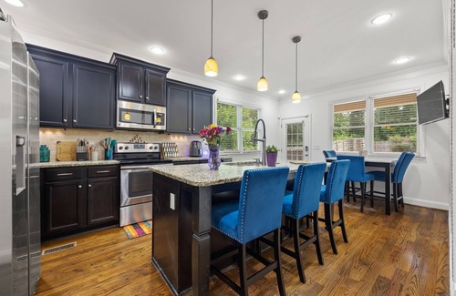 East Side House | Charming Boho Getaway -Near Downtown- Sleeps 10