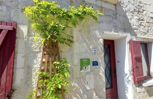 Bourgueil Cottage | Charming Bourgueil Getaway: Spa, Garden, Modern Amenities, Near Loire Châteaux