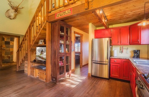 Blue River Cabin | Charming Boutique Cabin in Private Setting with Hot Tub