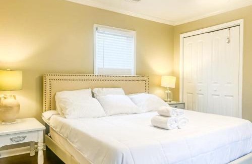 Huntsville House | Charming Boutique Shotgun-Walk to Five Points Shops