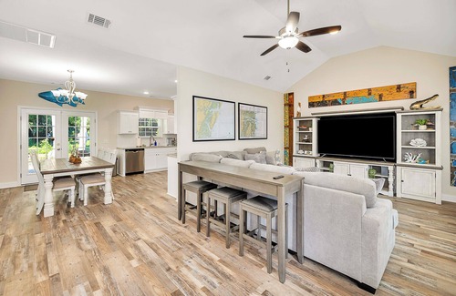 Darien House | Charming Brand New 3/2 Home- Downtown Darien 5 min away-High Speed internet