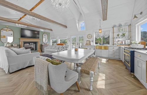 Mineral Wells Cottage | Charming Brazos River Front Cottage perfect for Stargazing, Tranquil and Private