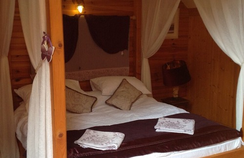 Lignol Cabin | Charming Breton cottage in a secluded woodland setting with pool, and spa