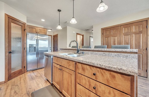 Spirit Lake House | Charming Bridges Bay Cabin! Waterpark & Pet Friendly
