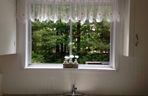 Gravenhurst Cottage | Charming & Bright Muskoka Lakefront Bay Cottage with 2 Kayaks