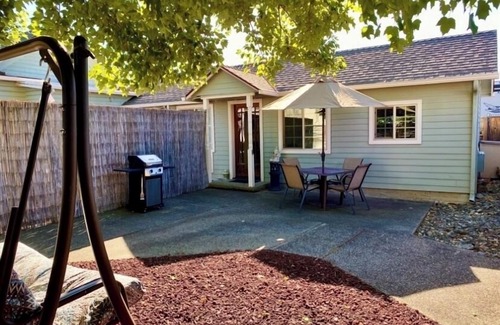 Grants Pass House | Charming Bungalow 1 1/2 blocks to Historic Grants Pass