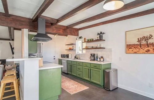 Joshua Tree House | Charming Bungalow! ENDLESS VIEWS, Hot Tub, Fire Pit!