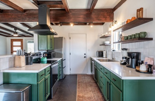 Joshua Tree House | Charming Bungalow! ENDLESS VIEWS, Hot Tub, Fire Pit!