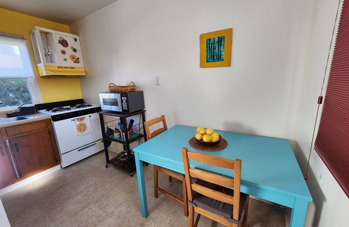 Broadmoor District House | Charming bungalow in San Leandro w/WiFi, near BART, downtown, hospitals & more!
