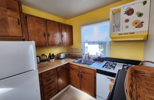 Broadmoor District House | Charming bungalow in San Leandro w/WiFi, near BART, downtown, hospitals & more!