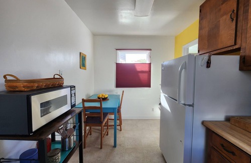 Broadmoor District House | Charming bungalow in San Leandro w/WiFi, near BART, downtown, hospitals & more!