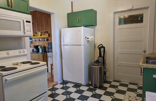 Elberton House | Charming Bungalow in the Heart of Elberton! Short walk to downtown!