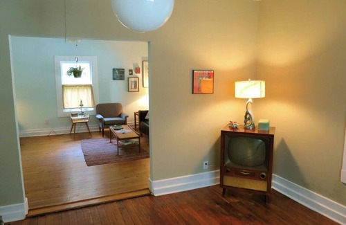 Cabbagetown House | Charming bungalow in walkable historic district
