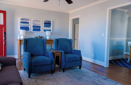 Forest Acres House | Charming Bungalow, King Bed, 5min to Ft. Jackson and Downtown