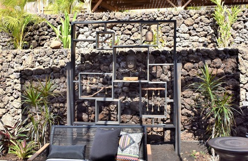 Kamuela House | Charming bungalow near world class resort beaches with ocean/sunset views.