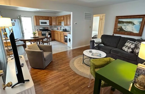 Niagara Falls House | Charming Bungalow 2-bedroom house in Niagara Falls with AC, WiFi