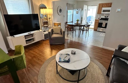 Niagara Falls House | Charming Bungalow 2-bedroom house in Niagara Falls with AC, WiFi
