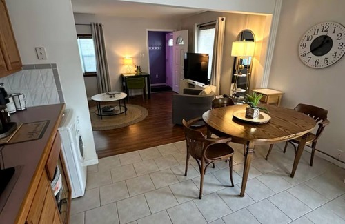 Niagara Falls House | Charming Bungalow 2-bedroom house in Niagara Falls with AC, WiFi