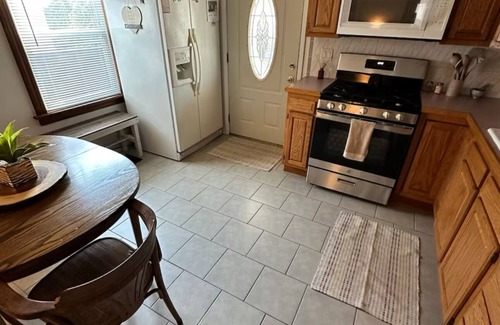 Niagara Falls House | Charming Bungalow 2-bedroom house in Niagara Falls with AC, WiFi