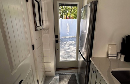 Newport House | Charming bungalow w/WiFi in tranquil downtown Newport, walkable to everything!