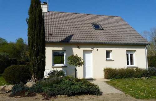 Saint-Jean-le-Thomas Cottage | Charming Coastal Villa with Private Garden, Terrace & Fireplace in Saint-Jean-le-Thomas