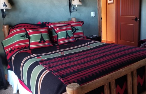 Bellevue Cabin | Charming Cabin Guest House with Views
