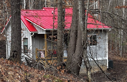 Weaverville Cabin | Charming Cabin Hideaway, Weaverville NC. Easy access to Asheville NC area